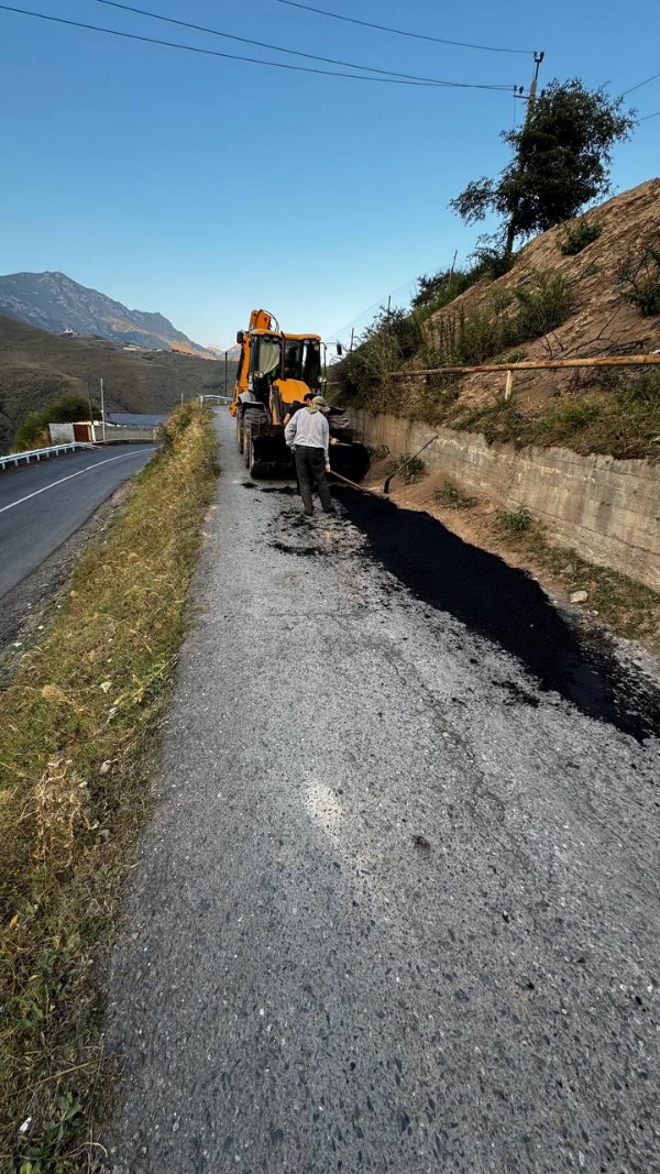 Ямочный ремонт асфальтового дорожного покрытия по ул. Чикобава в с.п. Джейрах.