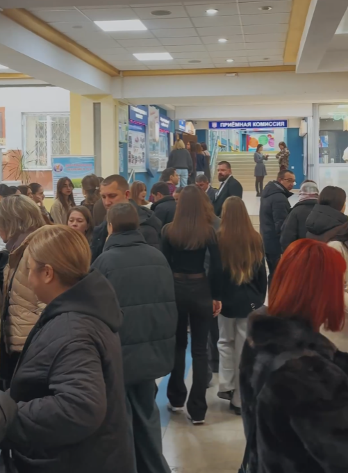 День открытых дверей начался!

С самого утра главный холл ПГУ стал площадкой сбора всех желающих посетить университет.

Студенты всех Институтов и Высших школ с радостью представляют свои факультеты, отвечая на вопросы гостей вуза.