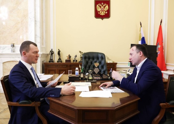 В Москве прошла встреча министра спорта Михаила Дегтярева с исполнительным директором Кавказ.РФ Хасаном Тимижевым и заместителем гендиректора Хисой Беккаевым. 

Обсуждалось строительство на леднике двух канатных дорог с парнокресельными подъемниками до высоты 4100 метров, сноупарка, кросс-парка, тренировочного комплекса для могула.

Это технически очень сложный проект, поскольку строительный сезон на таких высотах идет всего пару месяцев в году. К тому же на самом леднике необходимо вначале стянуть трещины. Несмотря ни на что работы по проекту уже начались.