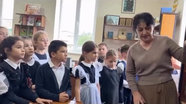 В рамках реализации национального проекта «Молодёжь и дети» обучающиеся младших классов МБОУ СОШ № 1 с. Чикола посетили районную детскую библиотеку.

Ребята с интересом рассматривали стеллажи, знакомились с тематическими разделами и открывали для себя целый мир фантазии и приключений. Особое впечатление произвёл отдел «Космос» - глаза у детей загорелись, когда им предложили самим выбрать понравившиеся книги для чтения дома.

Для многих ребят этот визит стал важным и памятным событием - первым шагом к самостоятельному выбору литературы. Именно такие живые моменты пробуждают искренний интерес и формируют настоящую, глубокую любовь к чтению на всю жизнь.

Нацпроект «Молодёжь и дети», в рамках которого прошло это значимое посещение, помогает создавать современные и комфортные условия для развития юных читателей, открывая перед ними новые горизонты знаний и творчества.