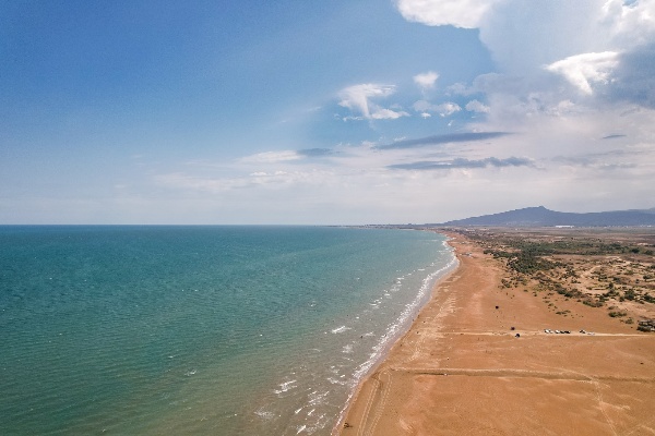 Главгосэкспертиза выдала положительное заключение на строительство дорожной инфраструктуры на Каспии.

Планируется, что общая протяженность дорог на будущем морском курорте «Прибрежный каспийский кластер» составит более 15 км, максимальная интенсивность потока - 105 машин в час, при въезде на курорт будут установлены два контрольно-пропускных пункта. Кроме того, на территории морского кластера предусмотрена развитая сеть пешеходных маршрутов, в том числе 28 остановок общественного транспорта.

«В ближайшие пять лет частный бизнес будет интенсивно строить на территории нашей ОЭЗ гостиницы, санатории, рестораны, и одна из важных задач Кавказ.РФ как управляющей компании - обеспечить резидентов и будущих гостей качественной транспортной инфраструктурой, которая значительно повысит инвестиционную и туристическую привлекательность и Дагестана, Каспийского региона в целом», - отметил Владимир Лапухин, заместитель генерального директора Кавказ.РФ.

«Проектируемые улицы являются главной планировочной структурой, каркасом территории Каспийского прибрежного кластера, по которому выполняется не только транспортное обеспечение всех проектируемых объектов, но и организация пешеходного движения, в том числе, маломобильных групп населения. Также проектом предусмотрены решения по освещению, отведению дождевых стоков, озеленению, по прокладке сетей инженерно-технического обеспечения», - рассказала Елена Остапенко, главный эксперт проекта Главгосэкспертизы России.

Проектированием дорожной инфраструктуры курорта занимается ООО «Бристоль-проект».

Ранее положительное заключение Главгосэкспертизы получил проект многофункционального центра - первого из объектов будущего морского курорта под управлением Кавказ.РФ.

Проект «Каспийский прибрежный кластер» в Дербентском районе Республики Дагестан создается по поручению Президента РФ. Будущий морской курорт станет частью масштабного проекта «Пять морей и озеро Байкал», это совместным проект Правительства республики и Кавказ.РФ при координации Минэкономразвития России.

Сегодня на территории особой экономической зоны, которую развивает Кавказ.РФ, зарегистрировано 16 резидентов, они построят гостиницы, санатории, рестораны. Общий объем заявленных инвестиций в проект - 62,9 млрд рублей. Ожидается, что к 2030 году морской курорт на Каспийском море сможет принимать до 700 тысяч человек в год.