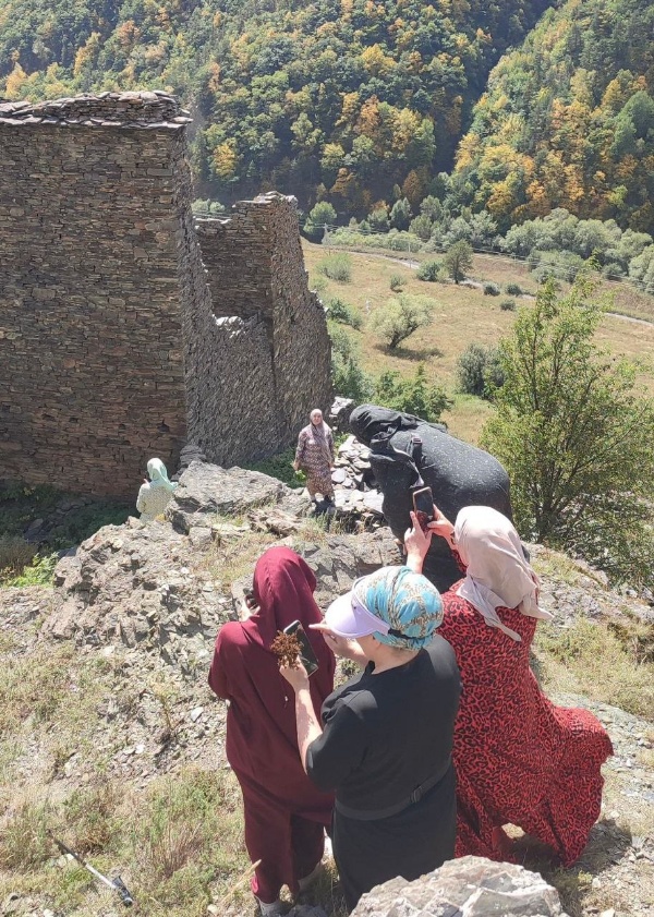 В рамках культурно-познавательной программы состоялась поездка в Мелхист с посещением исторически значимых мест — Икольчи, Терти и Меши. Участники экскурсии познакомились с уникальными объектами культурного наследия, узнали об их истории, архитектуре и значении для сохранения традиций региона.

Такие поездки помогают бережно относиться к прошлому, расширяют знания о родном крае и создают живую связь между поколениями.