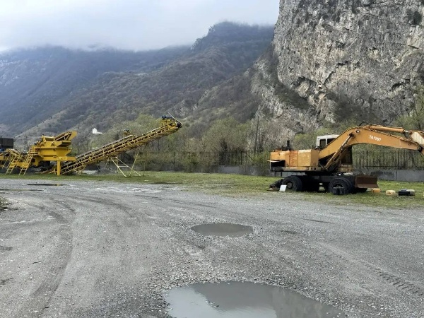 В сельском поселении Горбани Джейрахского района начались работы по строительству индустриального парка, который станет важным шагом в развитии промышленности региона.

Парк будет расположен на территории в 10,3 гектара, а проект реализуется в рамках «прорывного» направления «Развитие промышленности». 

Этот проект важен не только для экономики республики, но и для развития горных территорий, создания новых рабочих мест и привлечения инвестиций.
