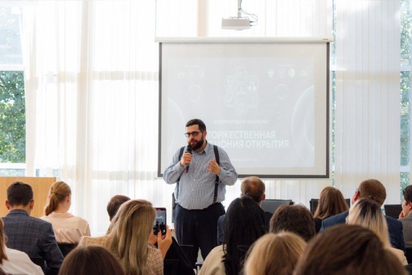 На базе МГУ им. М.В. Ломоносова прошла Международная школа Студенческих научных обществ.

Форум собрал более 100 участников из 42 регионов России и зарубежных стран. ПГУ представили Полина Юрьевна Бурняшова и Согдиана Руслановна Мирзаева. 

Темой школы стало «В приоритете СНО: от инициатив к результатам». Участники обсуждали развитие студенческой науки, проектную деятельность и применение цифровых технологий.

Для ПГУ это стало возможностью обменяться опытом с ведущими вузами страны и укрепить позиции университета в студенческой науке.