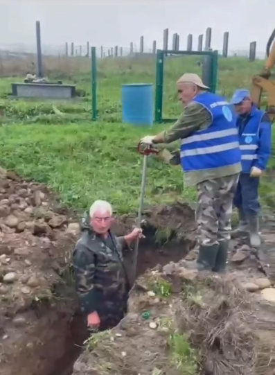 Водоканал продолжает модернизацию системы водоснабжения на кладбищах Ирафского района.

В Лескене специалисты проложили 270 метров нового водопровода и установили незамерзающий кран на кладбище в нижней части села. 

Сейчас работы продолжаются в верхней части населенного пункта. Здесь уже уложено 600 метров новых труб. На участке также планируется установить колодец и насос.

«Это действительно важно для жителей. Раньше воду приходилось приносить с собой. Но когда краны есть на территории кладбища, гораздо удобнее поддерживать порядок и ухаживать за могилами», — руководитель Ирафского участка ГУП «РПВВ» Руслан Цориев.

Работы по модернизации водопроводных сетей способствуют достижению задач национального проекта «Инфраструктура для жизни»