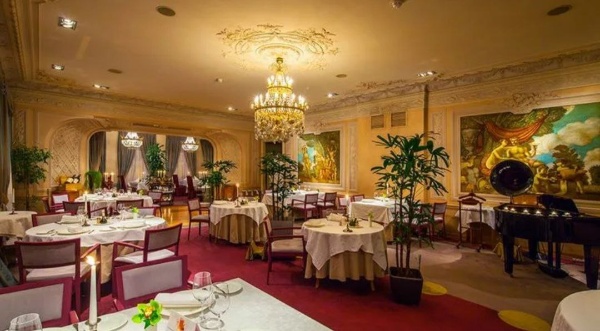 Ресторан "Палкин" на Невском проспекте, 47 в Петербурге в августе отмечает 240-летний юбилей с открытия первого ресторана.

До Октябрьской революции "Палкин" отличался от других элитных ресторанов тем, что в нем подавались блюда русской кухни, а официанты были одеты как половые в трактирах. Заведение называли царем русской кухни.

За время существования ресторана его посещало множество знаменитых общественных и культурных деятелей - Гоголь, Достоевский, Лесков, Некрасов, Салтыков-Щедрин, Бальмонт, Блок, Мережковский, Гиппиус, Горький, Куприн, Чехов, художники Репин, Лукомский и Сапунов, композиторы Глазунов, Римский-Корсаков, Чайковский и другие. По этой же причине ресторан не раз упоминался в классических произведениях, например в "Мертвых душах" Гоголя или в рассказе Чехова "Без места".

В советское время ресторан был закрыт и его интерьеры полностью уничтожены. Более 25 лет назад проект "АСМ" воссоздал знаменитый ресторан.