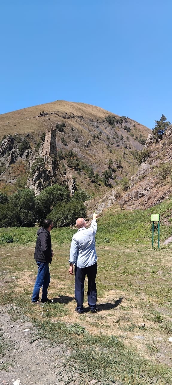 Тимерлан Умарович Кодзоев и  Ахмедхан Сампиев призвали всех отдыхающих воздержаться от посещения памятников, представляющих угрозу обрушения.   
                                                                                                                                                                                                                                                                                                     Сегодня, 14 августа руководитель Комитета Государственной охраны объектов культурного наследия республики Ингушетия Тимерлан Умарович Кодзоев и и.о. директора Джейрахско-Ассинского музея Ахмедхан Сампиев совершили инспекционную поездку к храму «Тхаба-Ерды» и башенному комплексу «Вовнушки», где в последнем начались работы по укреплению скального основания для проведения реставрационных работ. А в культовом памятнике проводятся работы по его укреплению для проведения археологических мероприятий, как правило, предваряющих восстановительные работы.                                              

Напомним, что оба исторических памятника находятся в критическом состоянии и для предотвращения их дальнейшего разрушения нуждаются в срочных противоаварийных работах.   

Пользуясь случаем, призываем всех отдыхающих, прежде всего, для своей же безопасности, воздержаться от посещения данных памятников, так как они находятся в аварийном состоянии и представляют угрозу обрушения!