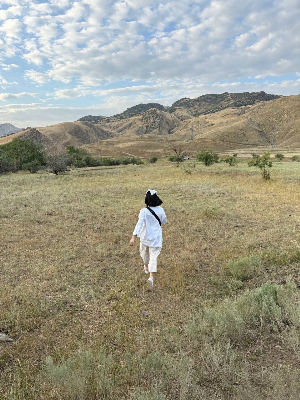 Председатель ППОС ПГУ, победительница Стипендиального конкурса Фонда Потанина, Кучерова Аюна приняла участие в волонтёрской смене Школы Фонда В.Потанина.

Школа Фонда – ежегодное мероприятие, целью которого является усиление долговременных позитивных изменений и повышение личной социальной ответственности.

На протяжении смены в государственном заповеднике «Дагестанский» волонтёры благоустраивали территорию заповедника: красили настил и перила экотропы, убирали Соколиный центр, проводили экскурсии и мероприятия для посетителей.

Помимо работы, участники познакомились с природой и культурой Дагестана. Также в  особую программу смены вошли вечера настольных игр, рассветы и закаты на Сарыкумских барханах, мастер-классы по кавказским танцам, знакомство с национальной кухней народов Дагестана.

Эта смена стала примером того, как совместными усилиями можно сохранять и развивать природное и культурное наследие.