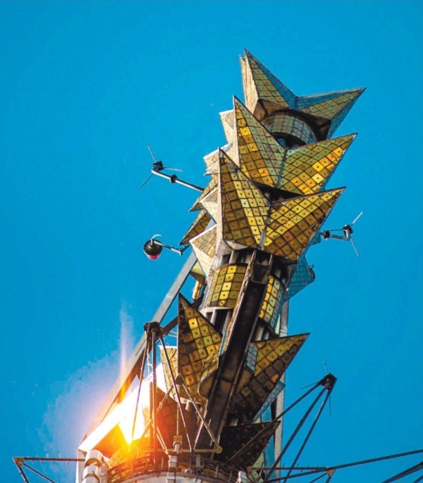 Продолжаются реставрационные работы при участии "АСМ Групп" на главном шпиле, увенчанном звездой, главного здания Московского государственного университета на Воробьевых горах.

Интересно, что изначально в проекте архитектора Льва Руднева, был изображён не шпиль со звездой, а скульптура. Это могла быть статуя Иосифа Сталина, Владимира Ленина или Михаила Ломоносова высотой около 40 метров. 

Ну раз не сделали статую, лазаем вокруг звезды на высоте 240 метров.