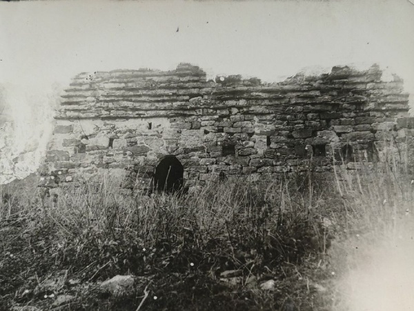 В настоящее время "АСМ Групп" начаты комплексные натурные исследования и проект реставрации Башенного комплекса Кхарт в горной Ингушетии. Уже выполнены полеты дронами, отсканированы каждый из объектов комплекса, отобраны и отправлены в научные лаборатории Петербурга пробы строительных и отделочных материалов башен, склепов и святилища.

А на фото переданные Государственным историческим музеем историкам "АСМ Групп" уникальные фотографии святилища Башенного комплекса Кхарт, сделанные ровно 100 лет назад экспедицией Е.Шиллинга.