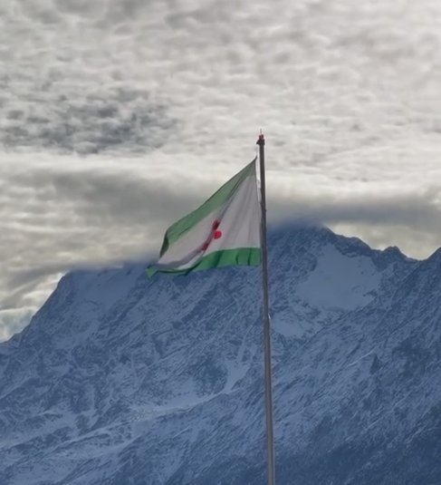 В Джейрахском районе Республики Ингушетия на Цей-Лоамском перевале был установлен флагшток высотой 36 метров. По высоте над уровнем моря это самый высокий  флагшток в стране.

Церемонию посетили глава Джейрахского района Ахмед Льянов,  Алаудин Парчиев и приглашённые гости.

Всё прошло как знак единства, уважения к традициям и гордости за родную землю. Флагшток установлен на отметке 2100 метров.