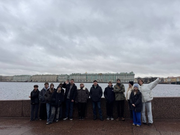 Студенты ИИЯМТ отправились в захватывающую образовательную поездку в Санкт-Петербург!

Ребята погрузились в атмосферу культурной столицы, чтобы на практике познакомиться с богатейшим наследием России.

Вместе с преподавателями Агаджановым Б.А. и Строевой И.С. студенты посетили Исаакиевский собор и Эрмитаж, Петропавловскую крепость, храм Спаса на Крови и другие знаковые места. 

Эта поездка не только подарила незабываемые эмоции, но и стала мощным импульсом для профессионального роста в индустрии гостеприимства.