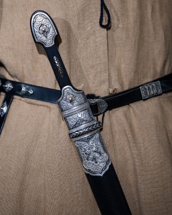 10 сентября 2025 года в Государственной галерее имени А. А. Кадырова прошла итоговая выставка-презентация масштабного культурного проекта «ВЕРТ».

Автором проекта выступила Зульфия Султановна Бакараева, директор ассоциации «Чечен Этно». В основу «ВЕРТ» легло фундаментальное исследование истории национального костюма, включающее работу с ведущими экспертами и детальную реконструкцию исторических образов.

В мероприятии приняли участие сотрудники ГБУ «Аргунский музей-заповедник». Директор музея выступил с текстом о значимости культурных проектов.

Проект «ВЕРТ» вносит значительный вклад в сохранение и популяризацию традиционной культуры, демонстрируя, как историческое наследие может органично существовать в современном культурном пространстве.