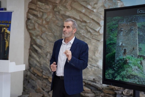 Рамзан Баканаев стал лауреатом просветительской награды «Знание.Премия» как лучший просветитель Чеченской Республики.

25 ноября 2025 г. были подведены итоги престижной просветительской награды «Знание. Премия», по результатам которых старший научный сотрудник ГБУ "Аргунский музей-заповедник" Рамзан Баканаев был признан победителем в номинации «Лучший просветитель» региона. Признание федерального уровня стало отражением его масштабного вклада в популяризацию культурного наследия, развитие межрегионального диалога и расширение научно-просветительских проектов Чеченской Республики.