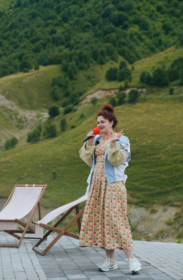 Дарья Суховская провела лекцию на арт-фесте «Мамисон».

В Северной Осетии впервые прошёл арт-фест «Мамисон», организованный Кавказ.РФ при поддержке Правительства республики. Событие уже называют манифестом новой культурной идентичности Кавказа.

В этом уникальном пространстве выступила доцент ПГУ Дарья Суховская – философ и исследователь креативных индустрий. Её лекция о кавказском культурном коде стала интеллектуальной точкой притяжения фестиваля. Дарья Николаевна подчеркнула, что культура Кавказа – это не только традиции, но и ресурс для развития креативных индустрий и поиска идентичности региона в глобальном мире.

«Сегодня Кавказ нужен современному искусству так же, как искусство нужно Кавказу. Это пространство смыслов, где прошлое не музейно законсервировано, а переосмысляется и становится фундаментом для будущего», — отметила Дарья Суховская.