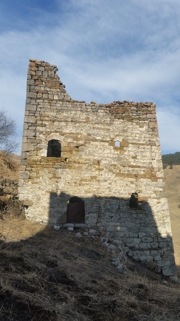 Лялах – крупный башенный поселок замкового типа на крутом горном склоне, в 0,3 км северо-восточнее Хяни. Сейчас здесь можно видеть поврежденные 3 боевые и полуразрушенные жилые строения в замковых комплексах позднего средневековья. 

Постройки размещаются на склоне ярусами. Боевые башни, являвшиеся ключевыми опорными центрами отдельных, но тесно взаимосвязанных сложных замков, 5-этажные и достигают в высоту 26,00 м. Две из них, ориентированные сводчатыми дверными проемами соответственно на восток и на юг, в плане квадратные, имеют пирамидально-ступенчатую крышу (12 сланцевых плит с венчающим крупным конусовидным камнем). У третьей боевой башни крыша отсутствует.

По содержательным местным преданиям, эта башня в прошлом так и не была заселена: зодчий неоднократно возводил пирамидальную крышу с обязательным завершающим «благословенным» камнем, но каждый раз она рушилась. Не помогли и принесенные святилищу богини плодородия Тушоли обильные жертвоприношения. Жрецы объяснили это как плохое предзнаменование, и хозяин вынужден был отказаться от данной боевой башни. Она так и осталась недостроенной, хотя ее стены уже достигали 25-метровой высоты.