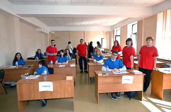 В Пятигорском государственном университете прошли соревнования чемпионата «Абилимпикс» – 2026 – одного из ключевых событий в сфере инклюзивного профессионального мастерства.

В этом году ПГУ вновь стал региональной площадкой по компетенции «Переводчик», а также впервые представил новое направление – «Специалист по социальной реабилитации». Кроме того, к соревнованиям впервые присоединились школьники.

Главные герои чемпионата – участники и их наставники, и здесь университет показал блестящий результат. В компетенции «Переводчик» студенты ПГУ заняли все призовые места в категории «Студенты». В новой компетенции победу университету принес студент Высшей школы управления.