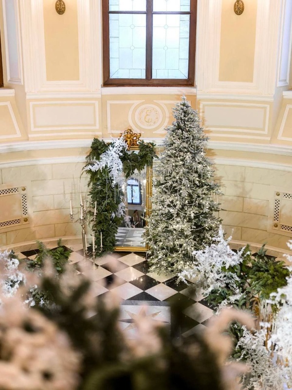 Особняк Мясникова на улице Восстания, 45 в Петербурге, отреставрированный по проекту "АСМ" полностью украшен и подготовлен к новогодним праздникам.