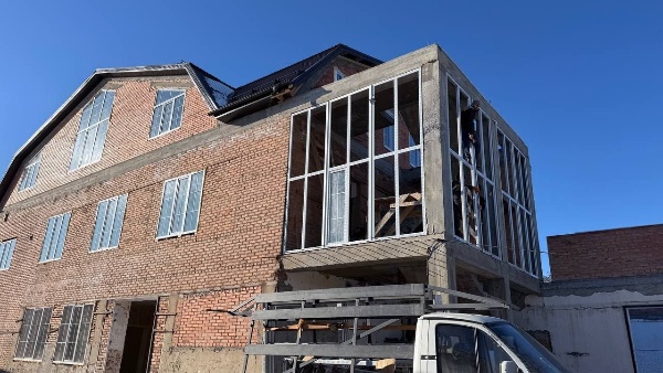 В Назрани продолжается капремонт здания Ингушского государственного молодежного театра.

Что уже сделано:
Завершены основные строительно-монтажные работы.
Возведены стены и перегородки.
Установлены оконные блоки.
Залито основание пола.
Выполнена разводка электросети.

Ремонт проводится в рамках федерального проекта «Семейные ценности и инфраструктура культуры» нацпроекта «Семья».

Завершение работ запланировано на 2027 год. 