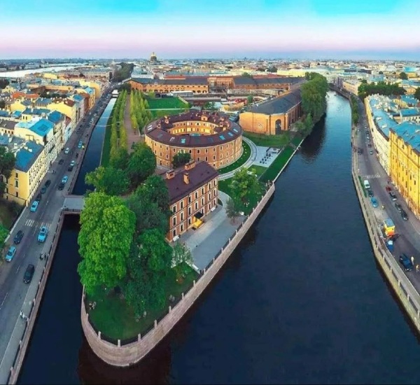 Сегодня, в 1719 году по инициативе императора Петра I с прорытия Крюкова и Адмиралтейского каналов, начато строительство острова Новая Голландия.

Лет 25 назад, вместе с командой Нормана Фостера, "АСМ" готовило концепцию приспособления построек острова под новые функции, а также выполнило масштабные комплексные научные исследования всех зданий.
