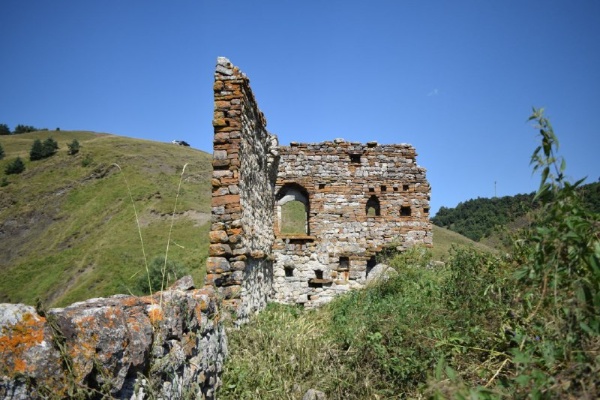 Мониторинг башенного комплекса "Кязи".

Башенное поселение " Кязи" расположено на гребне горного кряжа в начале Салгинского ущелья, северо-восточнее башенного комплекса "Лялах".

По техническому состоянию все объекты комплекса можно разделить на следующие группы:
- крайне руинированные, без возможности восстановления первоначального облика;
- руинированные постройки с сохранением основания и возможностью определения габаритов и первоначальных объемов;
- разрушенные и крайне аварийные постройки, с возможностью определения первоначальных габаритов и объемов, однако, без возможности реконструкции деталей;
- частично разрушенные постройки с возможностью полного восстановления или консервации. 

Являются выявленными объектами культурного наследия Республики Ингушетия. Подлежат государственной охране. 