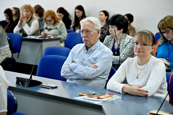 Прошло пленарное заседание IX Международной научно-практической конференции.

С докладами выступил профессорско-преподавательский состав не только ПГУ, но и других университетов из разных регионов и стран. 

В своих выступлениях они затронули широкий спектр актуальных тем: развитие раннего билингвизма в транскультурной среде, проблемы сохранения миноритарных языков на Северном Кавказе и многое другое. 

Пленарное заседание стало вдохновляющим пространством для профессионального общения и новых исследовательских идей.