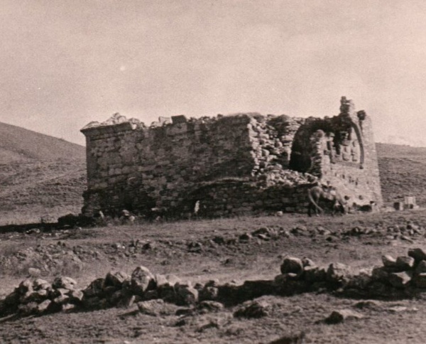 Уникальные фотографии середины ХХ века, позволяющие наглядно увидеть, каким был храм "Тхаба-Ерды" до реставрации 1969-1971 годов. Очевидное отсутствие крыши, участков стен и сводов, а также многочисленные утраты декоративного убранства фасадов.