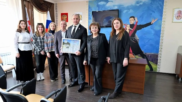 В ПГУ отметили 35-летие региональной грузинской национально-культурной автономии «Иверия» торжественным вручением благодарности от ректора.

Директор ИИЯМТ, профессор Ирина Михайловна Акопянц торжественно вручила благодарственное письмо от имени ректора ПГУ, профессора А.П. Горбунова Председателю Региональной Грузинской национально-культурной автономии «Иверия» в Ставропольском крае Петру Владимировичу Лобжанидзе.

Письмо было приурочено к 35-летию со дня основания автономии. В тексте от имени ректора отмечается, что все эти годы «Иверия» под руководством Петра Лобжанидзе является значимым центром сохранения богатого культурного наследия грузинского народа.

Ирина Акопянц также передала слова искренней признательности от университета за многолетнее плодотворное сотрудничество и личный вклад Петра Лобжанидзе в укрепление межнационального согласия.