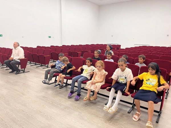 13 августа 2025 года сотрудники Дома культуры села Ляжги провели важную профилактическую встречу с жителями на тему «Как победить коррупцию». 

Участники узнали о сути и видах коррупции, обсудили её негативные последствия для общества и экономики региона. 

Организаторами была представлена информация о исторических и современных мерах борьбы с данным социальным злом, а также разъяснён механизм привлечения виновных лиц к уголовной ответственности за коррупционные деяния. Встреча стала значимым событием в формировании правовой культуры жителей и укреплении гражданской позиции местного сообщества.