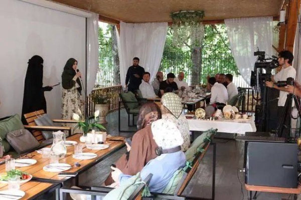 В Назрани открылась инклюзивная студия росписи по керамике "Графита".

Проект Ингушской региональной организации Всероссийского общества слепых, который предоставляет возможности для творчества людям с ограниченными возможностями здоровья. 

На презентации студии побывали представители парламента, Общественной палаты, Комитета по делам молодежи, руководители НКО и, конечно, члены сообщества незрячих и слабовидящих людей. 

Гости приняли участие в мастер-классе по росписи, полюбовались выставкой авторских изделий и обсудили важные вопросы доступности культурной среды для людей с инвалидностью. 

Команда проекта уже прошла обучение по современным методикам росписи, приобрела необходимое оборудование и планирует проводить инклюзивные мастер-классы, в том числе выездные. 

Проект реализуется при поддержке Фонда президентских грантов.

Студия открыта на базе инклюзивной гончарной мастерской "Малх". 