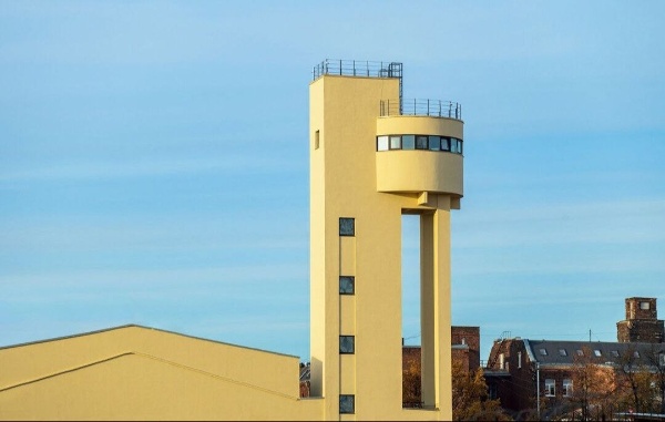 10 июля канатный цех НИУ ВШЭ в Петербурге станет открытым новым культурно-просветительским пространством. В день открытия стартует культурно-образовательный марафон, посвященный Дню архитектора. В канатном цехе в этот день откроется выставка, в экспозиции которой будут представлены уникальные графические работы архитектора-авангардиста и экспонаты из семейной коллекции Якова Чернихова.