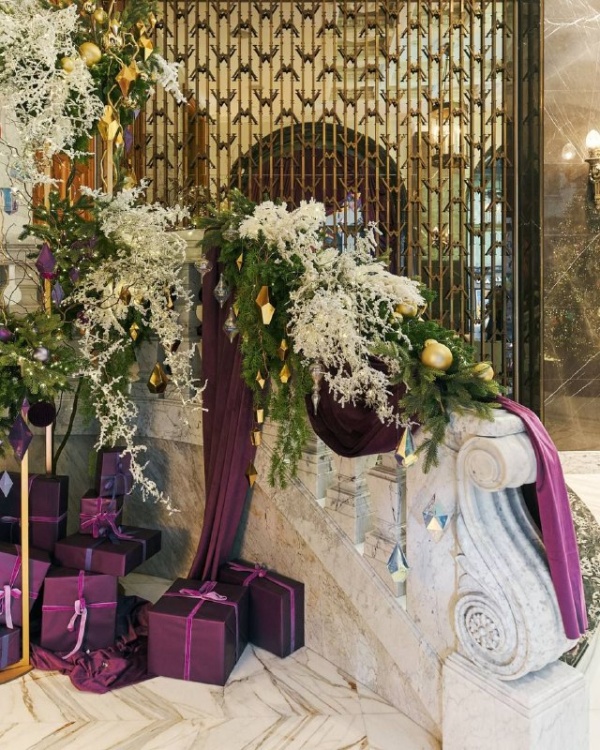 Отель "WAWELBERG" на Невском проспекте Петербурга, построенный по комплексному проекту "АСМ Групп", готов встречать Новый год - парадные интерьеры и входная группа изящно украшены.