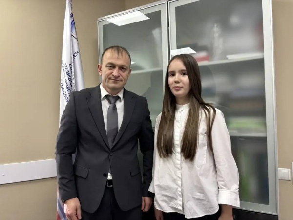 Школьница взяла интервью у проректора ПГУ о ценностях и патриотизме.

В ПГУ продолжается сотрудничество со школами региона в рамках мероприятий, посвящённых Году единства народов России.

Слушатель Центра непрерывного образования и образовательных технологий МИАНО ПГУ, ученица МБОУ СОШ № 12 с углублённым изучением английского языка Арина Ткачева взяла интервью у проректора ПГУ по формированию духовно-идеологических стратегических ориентиров и кадрового потенциала, государственно-конфессиональному и межкультурному взаимодействию, руководителя Центра сохранения и укрепления традиционных российских духовно-нравственных ценностей Ибрагима Джавпаровича Ибрагимова.

Во время беседы обсуждались вопросы духовно-нравственного воспитания молодёжи, родительско-детских отношений в современном обществе и изменений в законодательстве РФ.

«Патриотизм – это не только любовь к Родине, это те положительные действия, которые каждый человек совершает по отношению к родной земле», – отметил Ибрагим Джавпарович.

Подобные встречи помогают школьникам ближе познакомиться с университетской средой, узнать о направлениях подготовки ПГУ и почувствовать атмосферу ценностей и открытого диалога.