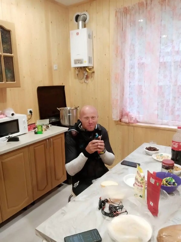 Каждая ночь все сложнее и сложнее.

Накануне из Базы Жизни Харисджин смогли выйти 34 атлета, из следующей БЖ Камата вышли только 22…

Пока основная часть атлетов боролась с непогодой под Кионским скальным массивом - голова гонки успела поймать погодное окно над Кабардино-Балкарией и вырваться далеко вперед!

Организаторы только и успевают открывать все новые и новые Базы Жизни на пути следования пушечного снаряда под названием Артём Чернов!

В гонке 22. DNF - 35.