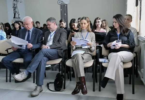 В ЮИ ПГУ состоялась Всероссийская научно-практическая конференция «Цифровое право в эпоху трансформации социально-экономических процессов»

Цель мероприятия – обсуждение актуальных теоретических и практических вопросов цифрового права в условиях обновления законодательства Российской Федерации.

С приветственным словом к участникам обратился ректор ПГУ, профессор Александр Павлович Горбунов. Модераторами конференции выступили директор Юридического института ПГУ Юлия Евгеньевна Головина и координатор по научной работе Ольга Аркадьевна Анферова.

Конференция стала значимой площадкой для профессионального диалога и обмена опытом, а её итоги внесут вклад в развитие юридической науки и практики в сфере цифрового права.