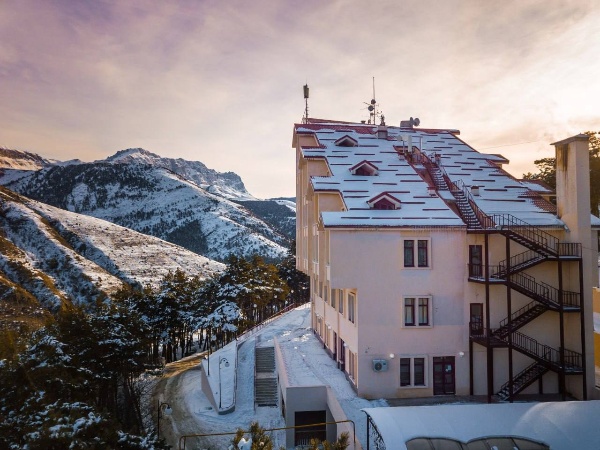 В апреле на всесезонном курорте «Армхи» для гостей заработают новые возможности для активного отдыха и оздоровления.

Через несколько недель отдыхающим станут доступны сразу семь популярных видов развлечений: конные прогулки, 
квадроциклы, экскурсии к древним ингушским башням, посещение бассейна, летние тюбинги, а также программы SPA и оздоровления.

Весна в Джейрахском ущелье считается одним из самых красивых периодов: склоны покрываются зеленью, чистый горный воздух наполняет энергией, а тишина у башенных комплексов создаёт особую атмосферу для отдыха и восстановления.