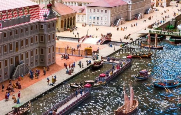 На этой неделе принято решение о переезде уникального макета "Петровская акватория" в помещения Гостиного двора. Весь процесс перемещения завершится в 2026 году. Макет, которому в том числе архитекторы "АСМ Групп" отдали столько сил и времени, обретет новый презентабельный адрес.