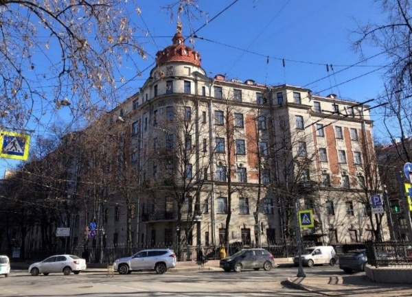 Доходный дом Первого Российского страхового общества на углу Кронверкской и Большой Пушкарской улиц в Петербурге обрел статус памятника регионального значения.

Здание построено в 1913-1914 годах по проекту архитекторов Юлия Бенуа, Леонтия Бенуа и Александра Гунста.

Жилой комплекс, включающий в себя лицевые корпуса по Каменноостровскому проспекту, Кронверкской и Большой Пушкарской улицам, был самым крупным в столице в начале ХХ века. Он был обеспечен всеми новейшими для того времени коммуникациями.

В 1937-1941 годах в этом доме жил Дмитрий Шостакович. Здесь же в 1941 году он написал 7-ю "Ленинградскую симфонию".

По материалам КГИОП СПб.