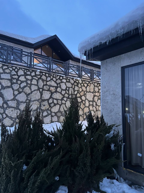 В комплексе «Байрай, Мамисон» появились новые шале с двумя спальнями и сауной, панорамным рестораном с барельефами нартов.