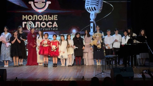 В Назрани завершился III Республиканский вокально-инструментальный конкурс «Молодые голоса Ингушетии». 

 Финальные выступления 18 участников и гала-концерт прошли на сцене Театра юного зрителя. В заключительном этапе конкурса приняли участие лучшие исполнители, успешно прошедшие предыдущие этапы. 

Вместе с ними перед зрителями выступили известные представители культурного сообщества республики. На сцене выступили известные деятели культуры и искусства республики: Аслан Костоев, Мадина Мужахоева, Лейла Оздоева, Зара Аушева, Хава Евлоева и Али Димаев. Особым украшением вечера стал ингушский танец в исполнении Азы Арапиевой.

 Профессиональное жюри, в состав которого вошли заслуженные деятели культуры, артисты и представители профильного ведомства, оценило конкурсные номера и определило победителей проекта.

По итогам финала все участники получили дипломы и памятные награды. 