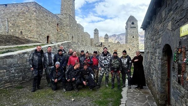 Шаройский историко-архитектурный музей посетила группа водных инструкторов, прибывших из разных регионов России.

Гости познакомились с историей и культурным наследием Шаройского района, осмотрели экспозиции музея и архитектурные памятники, расположенные на его территории. Особый интерес у участников вызвали традиции горных народов, а также уникальные исторические артефакты, представленные в коллекции музея.

Визит прошёл в тёплой и дружеской атмосфере, оставив у гостей яркие впечатления и желание вновь вернуться в этот живописный уголок Кавказа.
