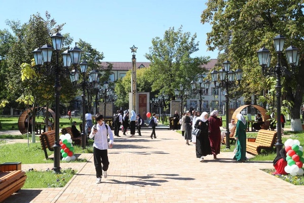 В Сунже открылся обновлённый парк «Памяти и славы».

Благоустройство охватило территорию более 10 тыс. кв. метров: высажены новые деревья и кустарники, установлены современные фонари, фонтан, скамейки, беседки и урны. Обустроена парковка, отреставрирована стела «Вечный огонь» протяжённостью 28 метров. 

 Благодаря возврату в муниципальную собственность трёх земельных участков площадь  свыше 5 200 кв. метров парк значительно расширился.

По словам Главы Ингушетии Махмуда-Али Калиматова, в Сунже продолжается комплексное благоустройство. Уже восстановлены Дворец культуры и городской стадион, впереди — реконструкция детского парка у пруда.