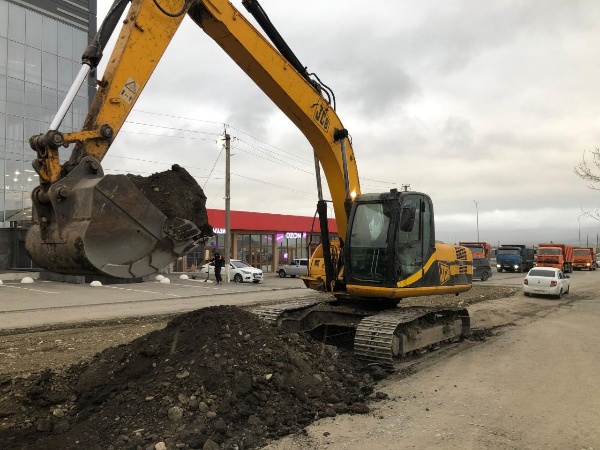 В с.п. Яндаре ведутся масштабные работы по реконструкции автодороги.

Подрядная организация продолжает капитальный ремонт и комплексное благоустройство участка автомобильной дороги по улице Орджоникидзе.

Протяжённость обновляемого участка — более 5200 метров.

Помимо замены асфальтового покрытия, проект включает: обновление и обустройство новых тротуаров, установку остановочных пунктов, приведение в соответствие со стандартами пешеходных переходов у школ №1 и №2.

Реализация проекта позволит значительно повысить качество дорожной инфраструктуры и безопасность движения.