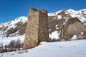 Боевая башня у водопада