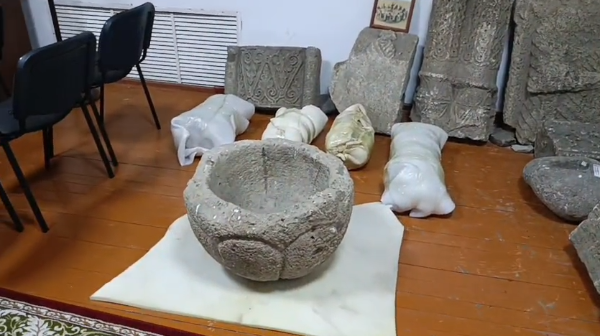 По инициативе "АСМ Групп" исторические каменные ритуальные крест и чаша, находившиеся сотни лет внутри Храма Тхаба Ерды в горной Ингушетии, на время намечаемых реставрационных работ, бережно перевезены на временное хранение в Государственный музей краеведения им.Мальсагова в Назрани.