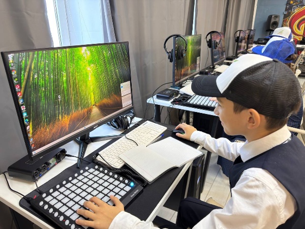 В Назрани открылась Школа креативных индустрий.

Теперь ещё больше подростков Ингушетии смогут раскрыть свой талант и освоить современные творческие профессии. В Гимназии № 1 г. Назрань распахнула свои двери Школа креативных индустрий.

В торжественной церемонии открытия приняли участие заместитель Председателя Правительства РИ Хаджибекир Муталиев, руководители министерств культуры и образования, депутаты Народного Собрания РИ и др.

Учебное заведение примет более 100 подростков в возрасте. Обучение рассчитано на ребят от 11 до 17 лет. Занятия будут проходить в шести студиях с современным оборудованием: звукорежиссура, 3D-моделирование, анимация, VR/AR-разработка, фото- и видеография, веб-дизайн и многое другое.

Программа рассчитана на 2 года.

Проект реализован в рамках федеральной инициативы «Придумано в России» при поддержке Минкультуры РФ.