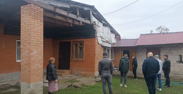 Селение Ахсарисар Ирафского района с рабочим визитом сегодня посетила совместная комиссия Министерства строительства Российской Федерации и Министерства строительства и архитектуры Республики Северная Осетия - Алания.

В состав комиссии вошли руководитель Департамента Минстроя России Сергей Галямин, министр строительства и архитектуры РСО-Алания Марат Бетанов, а также руководители ключевых профильных подразделений.

Со стороны администрации Ирафского муниципального района комиссию сопровождали первый заместитель главы районной администрации Сослан Макоев и начальник отдела архитектуры, строительства и транспорта АМС района Арсен Кожиев.

Центральным вопросом визита стало обследование жилых домов, расположенных в оползневой зоне на берегу реки Урух. Специалисты констатировали, что наибольшим разрушениям в результате смещения грунтов подверглись пять жилых строений. Мониторинг показывает, что деформации недр здесь фиксируются с 2017 года и продолжают прогрессировать.

В рамках решения этой проблемы администрация Ирафского района при поддержке республиканского Министерства строительства с 2019 года ведет планомерную работу по включению данных объектов в федеральные программы, направленные на расселение граждан из аварийного жилищного фонда.

По итогам выезда Министерством строительства России принято ключевое решение о разработке специального механизма, призванного ускорить оказание помощи жителям и обеспечение их скорейшего переселения из опасных домов.