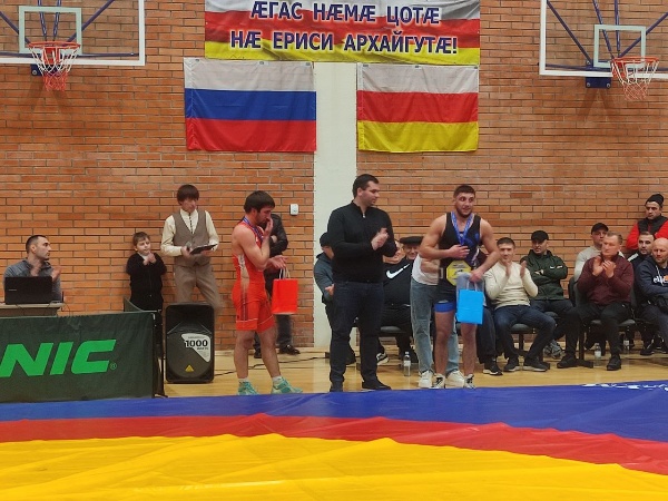 В минувшие выходные в Спортивно-оздоровительном комплексе «Чикола» состоялся второй турнир «Ирафская борцовская лига» (Iraf Wrestling league), проведение которого способствовало достижению целей и задач государственной программы «Спорт России».

Этот турнир дебютировал в феврале текущего года и сразу покорил сердца атлетов и болельщиков. Его создатели - трехкратный чемпион Европы по вольной борьбе среди юношей Марат Фадзаев и муниципальный координатор «Движения первых» в Ирафском районе Алан Сайлаонов.

По итогам соревнований борцы Ирафского района завоевали чемпионские пояса и медали.