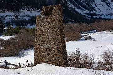 Боевая башня у водопада