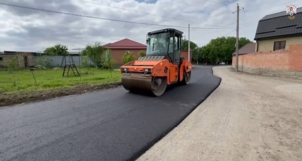 В этом году в Назрани обновили более 15 км дорог – это больше 15 улиц.

Самый масштабный проект – ремонт 5-километровой улицы Алханчуртская, которая соединяет три округа. 

Жители ждали этого больше 10 лет, и наконец, муниципалитет взял на себя эти обязательства. 

Работы прошли в три этапа: замена водопроводной трубы, капитальный ремонт дорожного полотна и нанесение разметки.